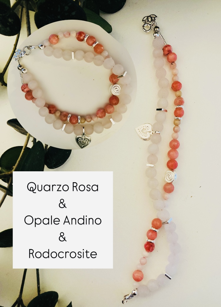 Quarzo rosa: protegge e pulisce l’energia dell’ambiente. Rodocrosite: rappresenta l’amore generoso senza imposizioni verso gli altri. Opaleandino: trasmette fiducia e serenità senza opposizioni verso il prossimoz 