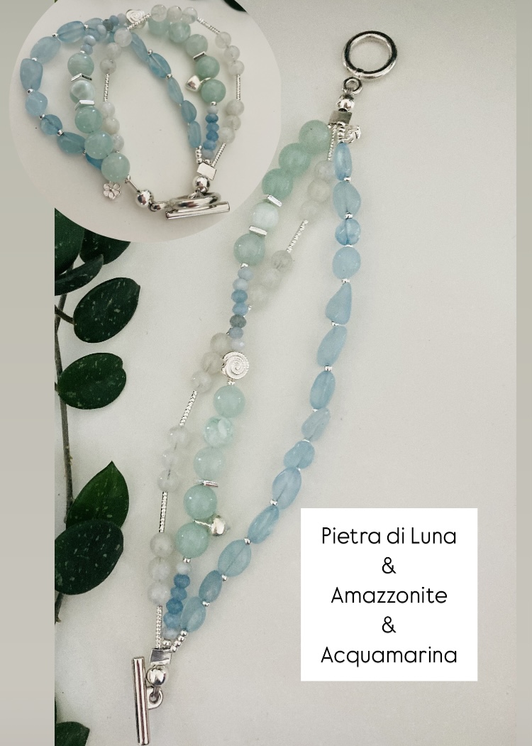 Pietra di luna è rinomata per la sua capacità di equilibrare le emozioni e di alleviare lo stress e l'ansia. Favorisce la pace interiore, aiutando a calmare la mente e a promuovere la chiarezza emotiva. Una pietra molto spirituale! Acquamarina: Pietra della calma e della chiarezza mentale. Aiuta a esprimersi con autenticità e dolcezza. Amazzonite: Promuove l'equilibrio interiore, la speranza e la fiducia. Protegge dalle energie negative.