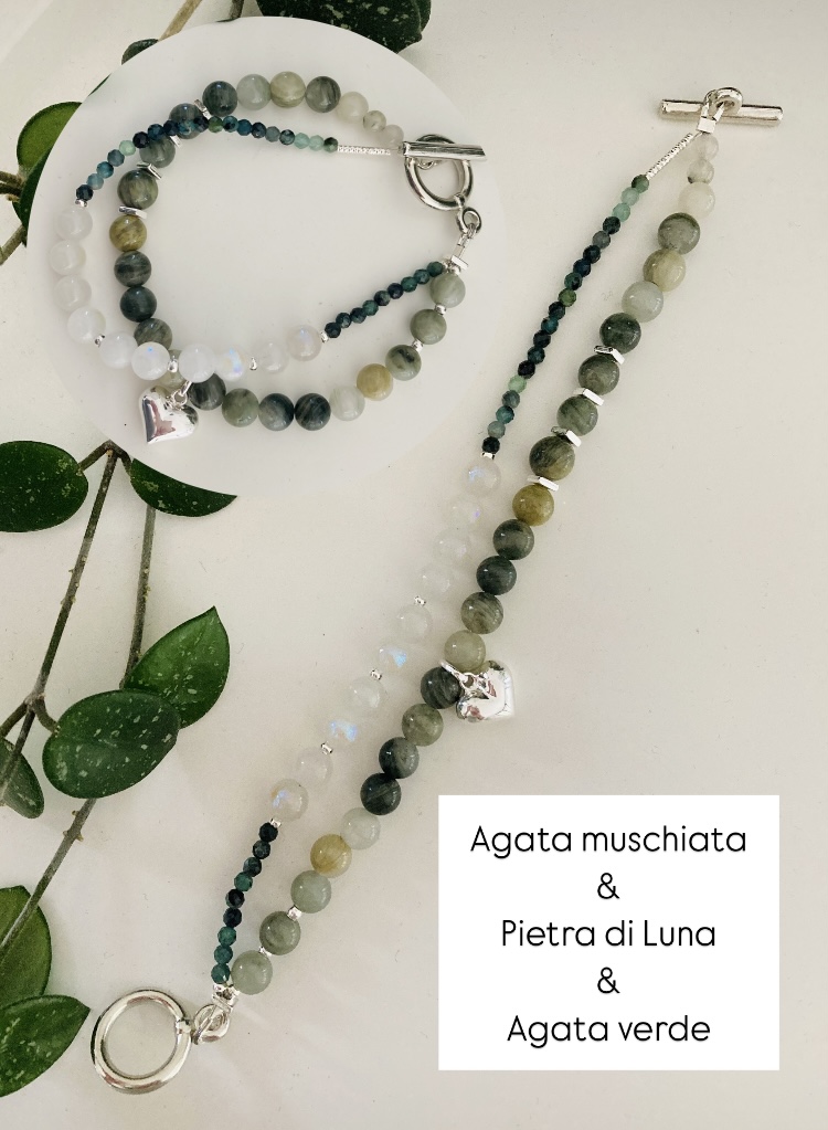Agata muschiata Favorisce la crescita personale, la connessione con la natura e la stabilità emotiva. È considerata una pietra di rinnovamento e guarigione. Pietra di luna: Simbolo di intuizione, femminilità e nuovi inizi. Aiuta a equilibrare le emozioni e favorisce la creatività. Agata verde: Porta equilibrio e armonia, riduce lo stress e aiuta a prendere decisioni con saggezza. È una pietra di prosperità e abbondanza