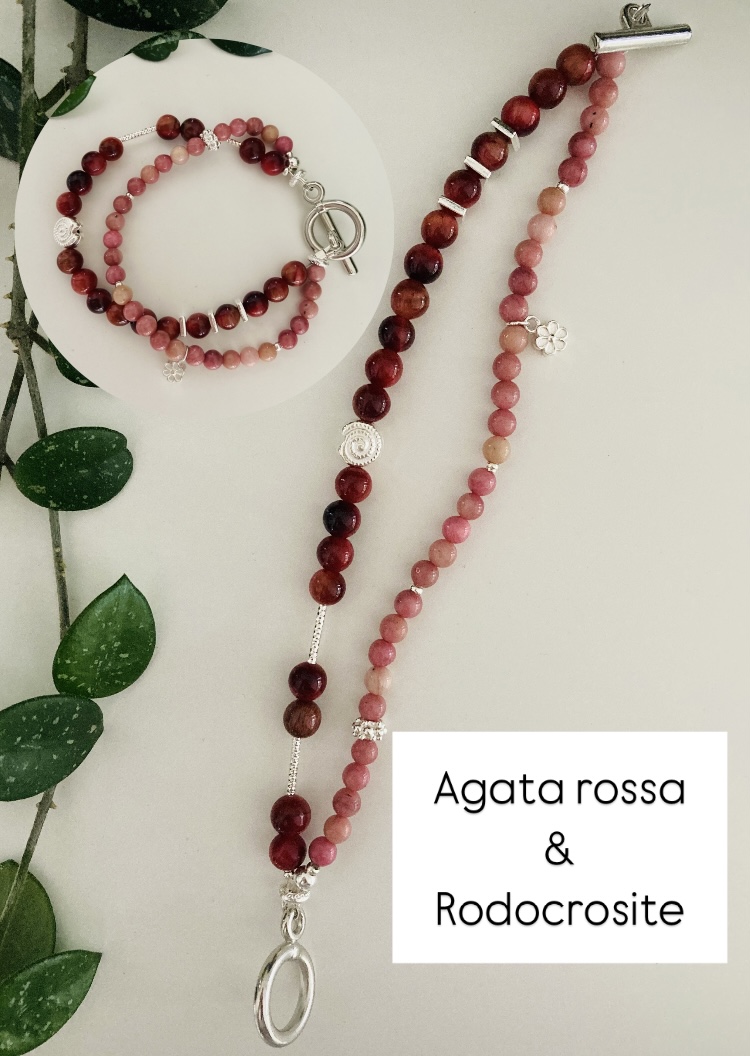 Rodocrosite: Stimola l’amore per sé stessi, la guarigione emotiva e la compassione. È considerata una pietra del cuore, utile per superare traumi e paure. Agata rossa: Dona forza, coraggio e stabilità. È una pietra di radicamento che aiuta ad affrontare situazioni difficili con determinazione.