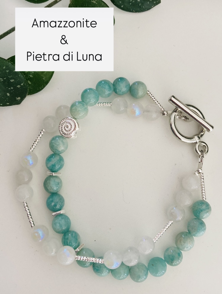 Amazzonite: Porta calma, equilibrio e aiuta a gestire lo stress. È nota come la “pietra della verità” perché favorisce la comunicazione sincera. Pietra di Luna: Stimola l’intuizione, equilibra le emozioni e aiuta a connettersi con la propria sensibilità interiore. è una pietra molto spirituale.