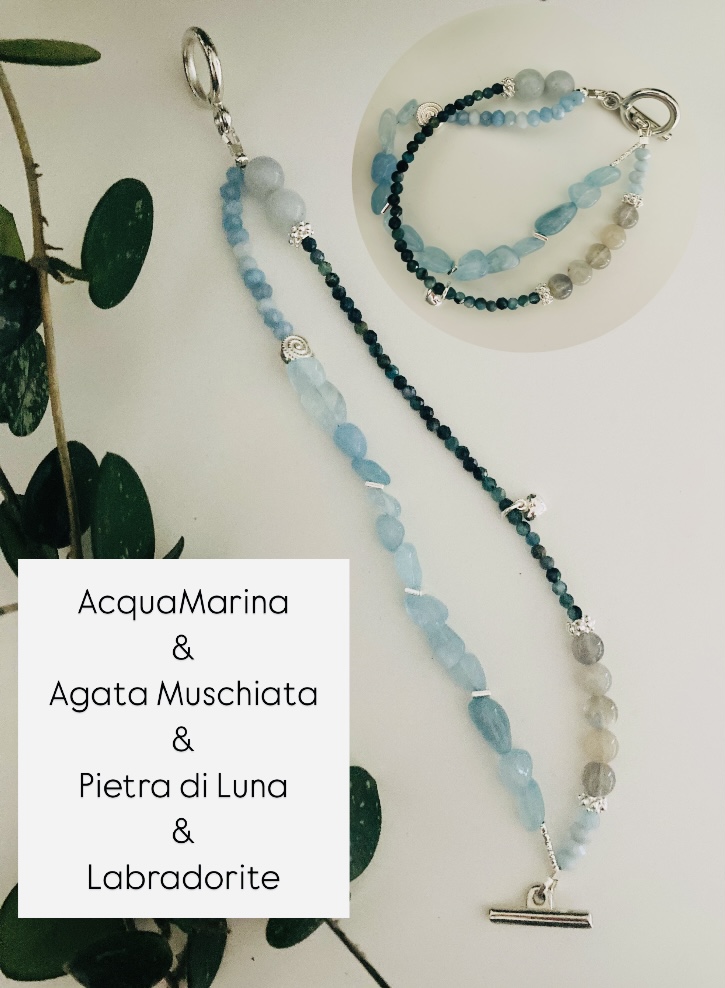 Agata muschiata Favorisce la crescita personale, la connessione con la natura e la stabilità emotiva. È considerata una pietra di rinnovamento e guarigione. Pietra di luna: Simbolo di intuizione, femminilità e nuovi inizi. Aiuta a equilibrare le emozioni e favorisce la creatività. Labradorite:  Pietra della trasformazione e della protezione, aiuta a sviluppare intuizione e capacità psichiche. AcquaMarina: Simbolo di purezza e calma interiore, aiuta a sviluppare consapevolezza e saggezza. 