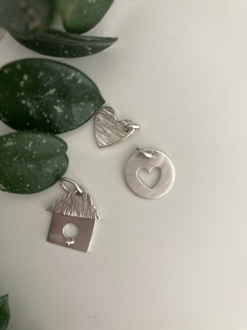 Kassandra Bai Regusci, un orafa creativa che valorizzerà ogni tuo desiderio con ciondoli personalizzati. In Instagram: @atelier_kb_l_officina_creativa