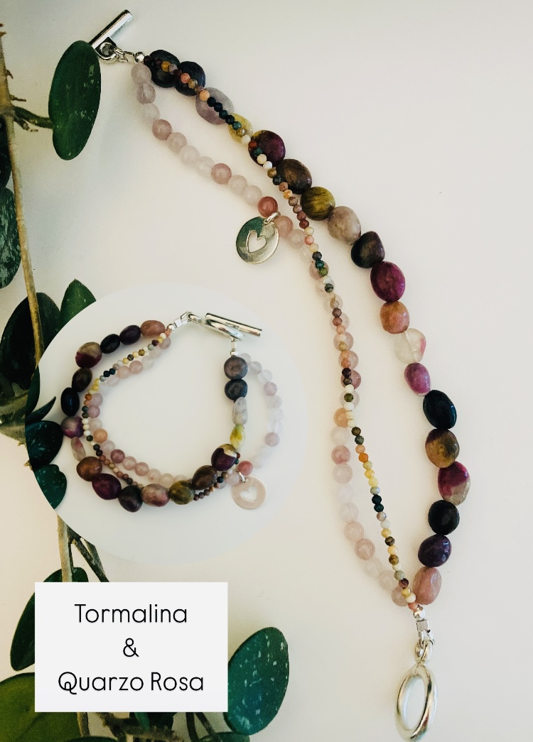 Tormalina: è nota per la sua protezione, purificazione e bilanciamento energetico. Quarzo Rosa: è conosciuto come la pietra dell’amore e dell guarigione emotiva. Ha una energia dolce e calmante per favorire la pace interiore e la relazione con gli altri. Ciondolo: officinacreativa_kb